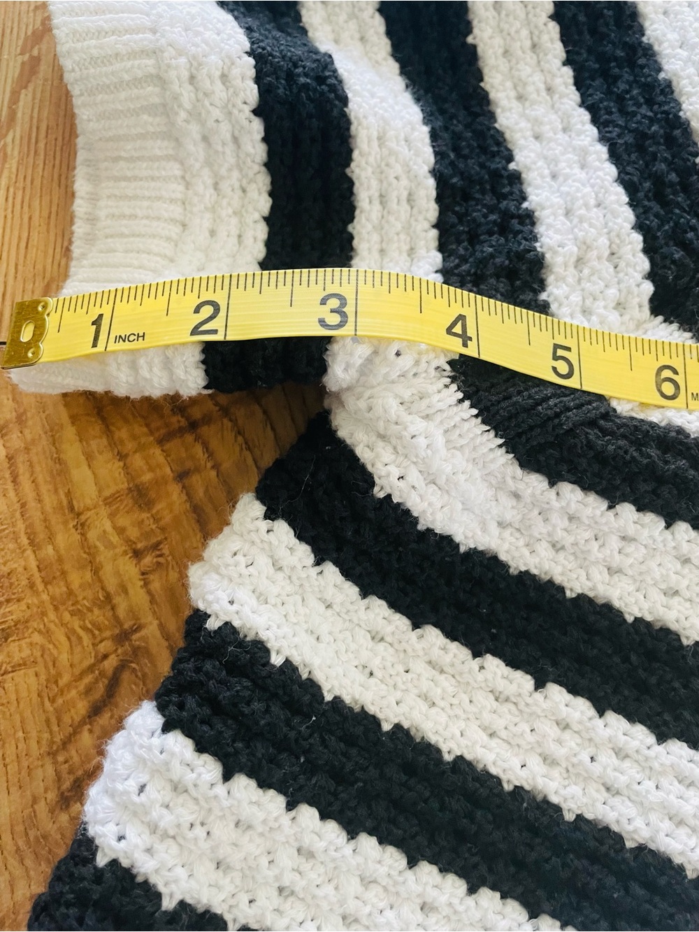 Striped Short-Sleeve Knit Cardigan - Black & White
63% cotton 
37%polyester - Picture 3 of 9